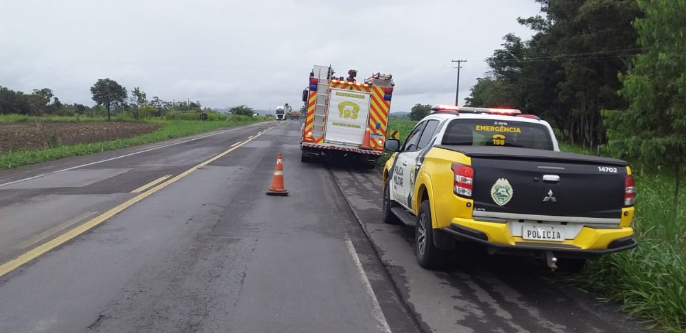 Caminhão sai da pista e motorista morre na PR-092