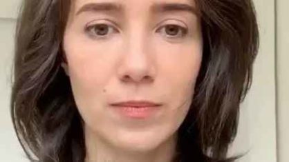 Marjorie Estiano é vista no Rio de Janeiro andando na garupa de bicicleta com rapaz misterioso