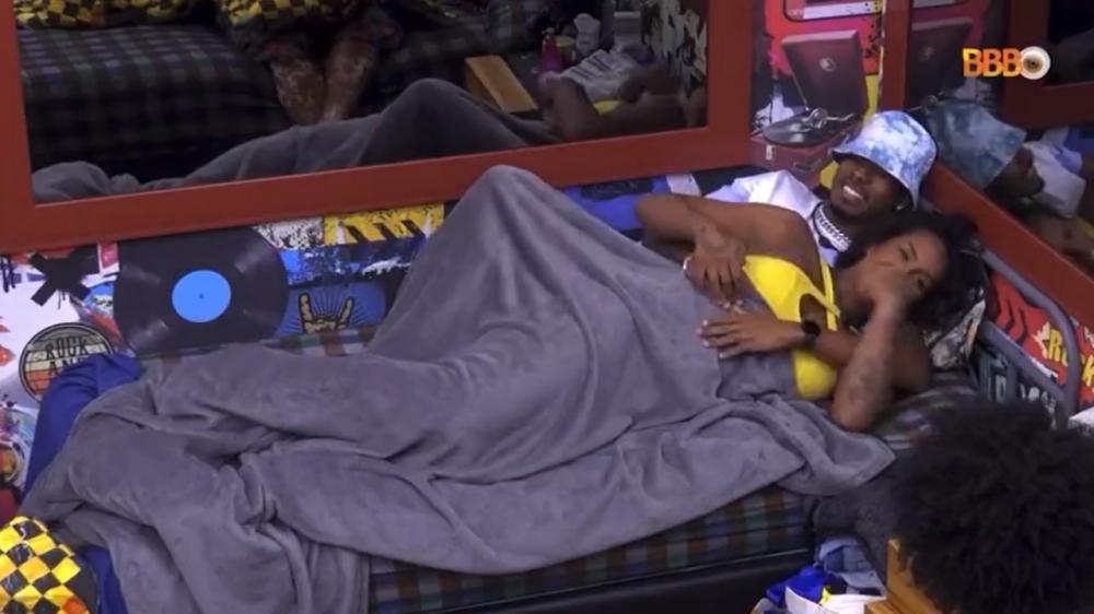 BBB 22: Deitada na cama com Paulo André, Lina brinca ‘O Brasil quer a nossa história’