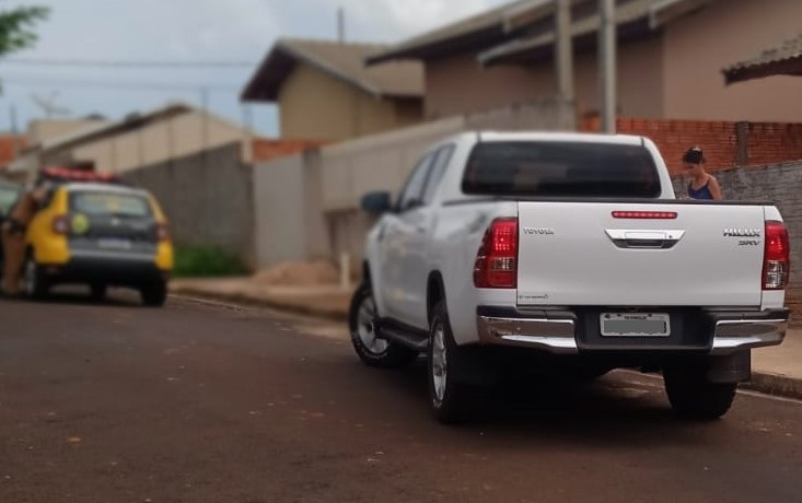 Três são presos e polícia recupera caminhonete roubada em Pinhalão