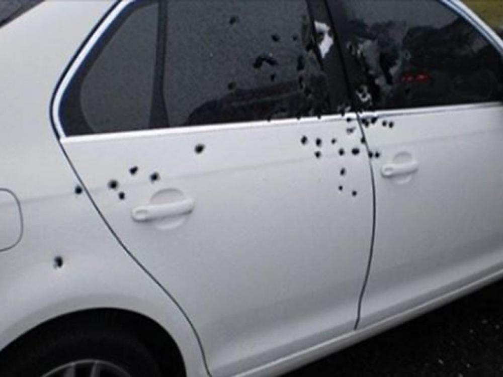 Mulher acorda e encontra seu carro perfurado por tiros