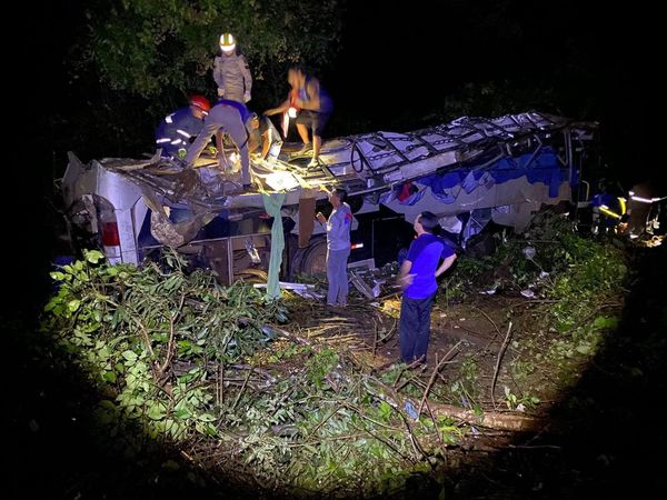 Ônibus cai em ribanceira e deixa dez mortos na PR-090
