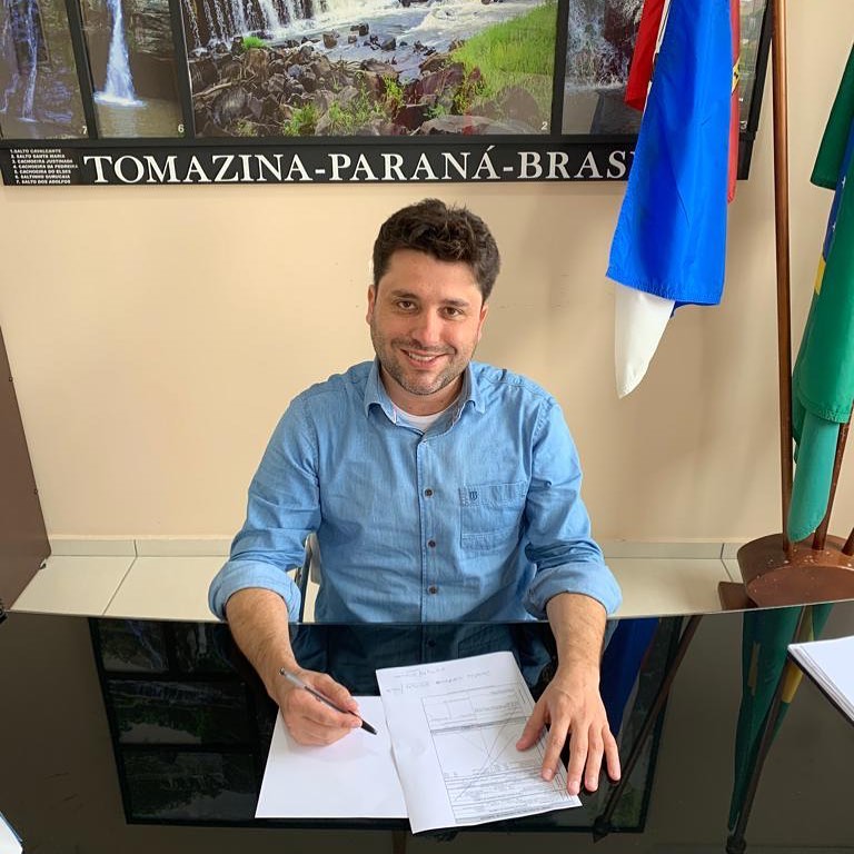 Tomazina paga primeiro salário com 12% de reajuste aos servidores