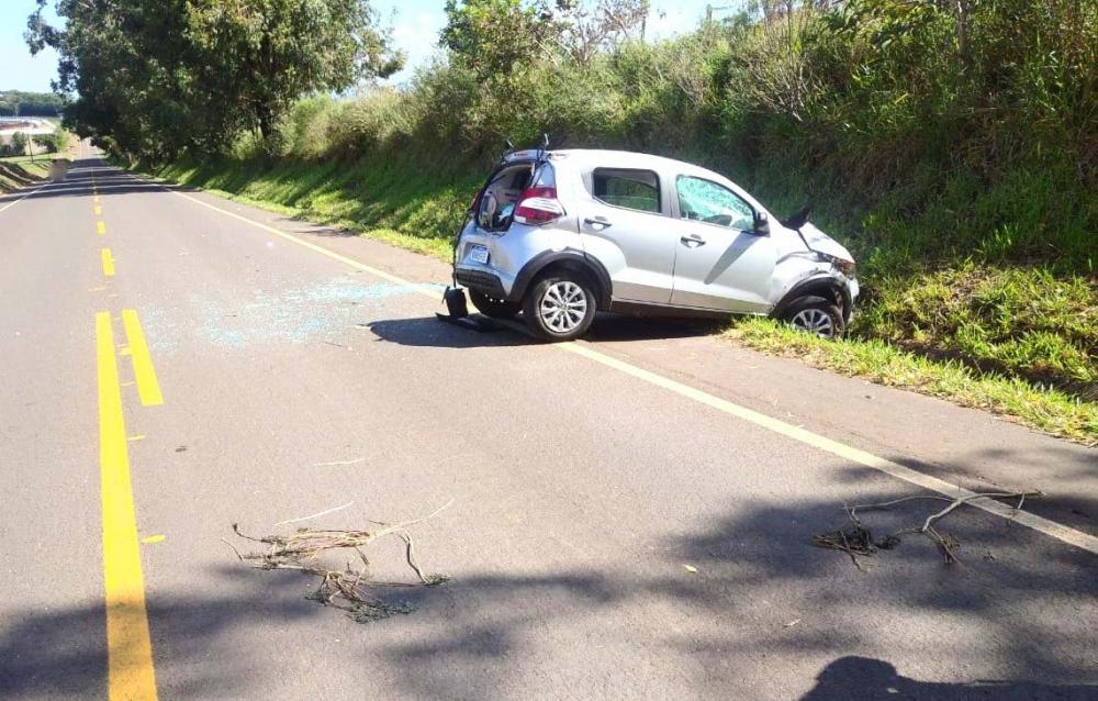 Carro capota e motorista fica ferido na PR-422 entre Wenceslau Braz e Tomazina