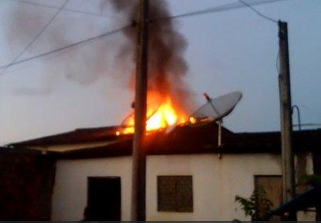 Casal coloca fogo em residência e ameaça bombeiros por controlarem o incêndio