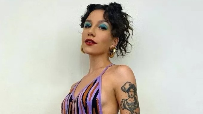 Bolsonaro compartilha música de Priscila Alcântara e ela rejeita: ‘Nunca mais canto’