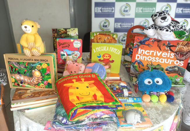 Prefeitura de Siqueira Campos entrega livros interativos para escolas e CMEI's
