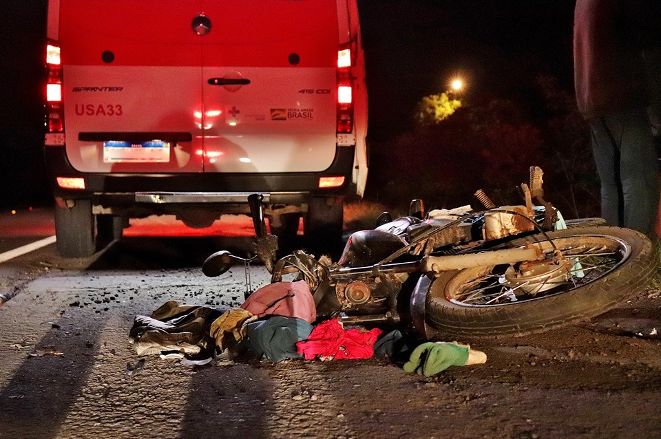 Moto bate em cavalo solto na rodovia e duas pessoas ficam feridas