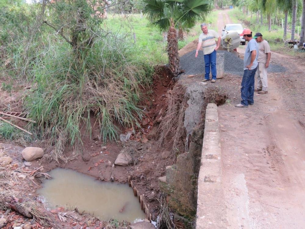 Prefeitura de Ribeirão Claro reforça estrutura de ponte no Patrimônio dos Abreus