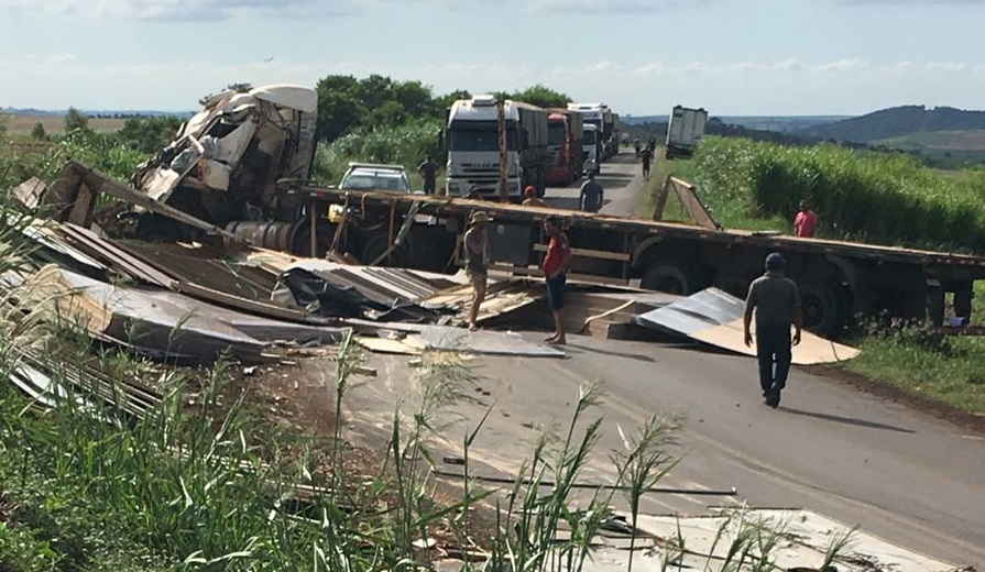 Caminhoneiro fica gravemente ferido após colisão na PR-092