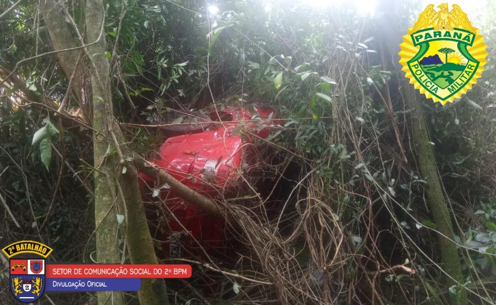 Criminosos realizam assalto a mão armada em Japira e capotam carro durante a fuga
