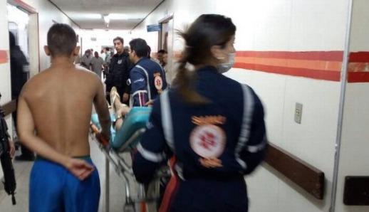 Policial ajuda a levar preso para atendimento médico e é ameaçado de morte