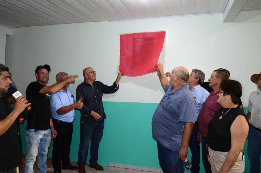 Zé Izac realiza a entrega de obra, veículo e calcário em Santana do Itararé