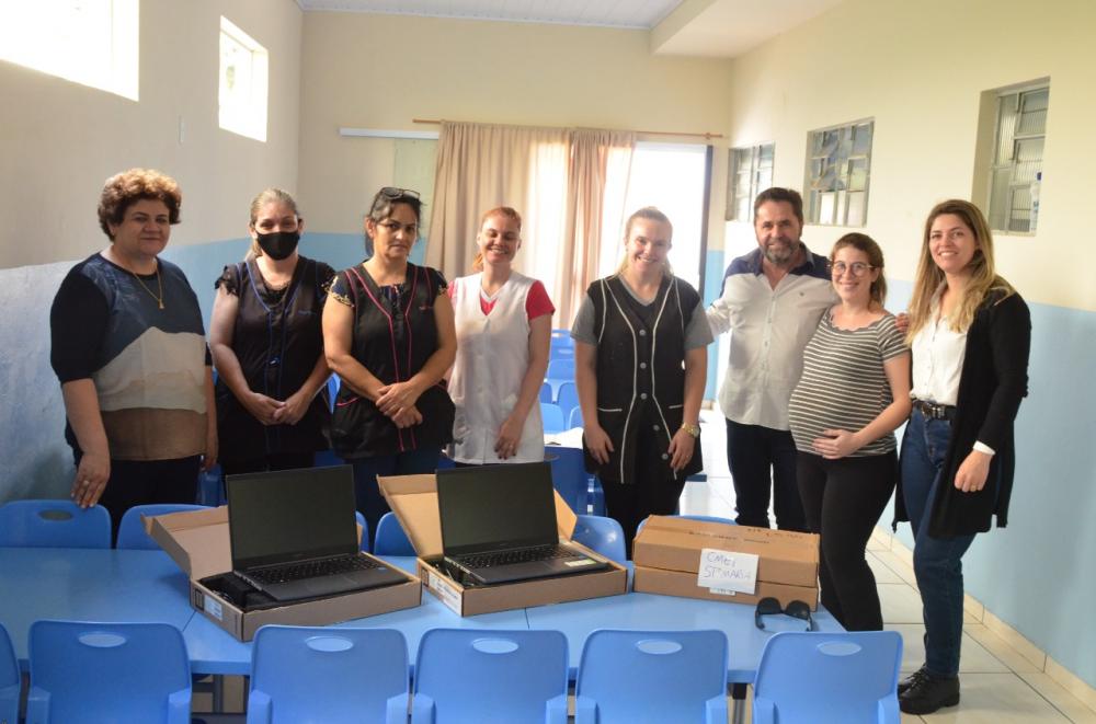 Prefeitura de Wenceslau Braz entrega notebooks para professores da rede municipal