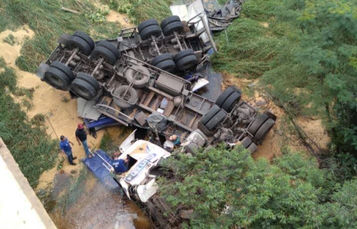 Carreta cai de ponte com 30 metros após colidir com caminhão na PR-151 em Sengés