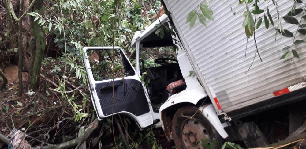 Motorista leva susto após caminhão perder os freios e disparar em ladeira em Ibaiti