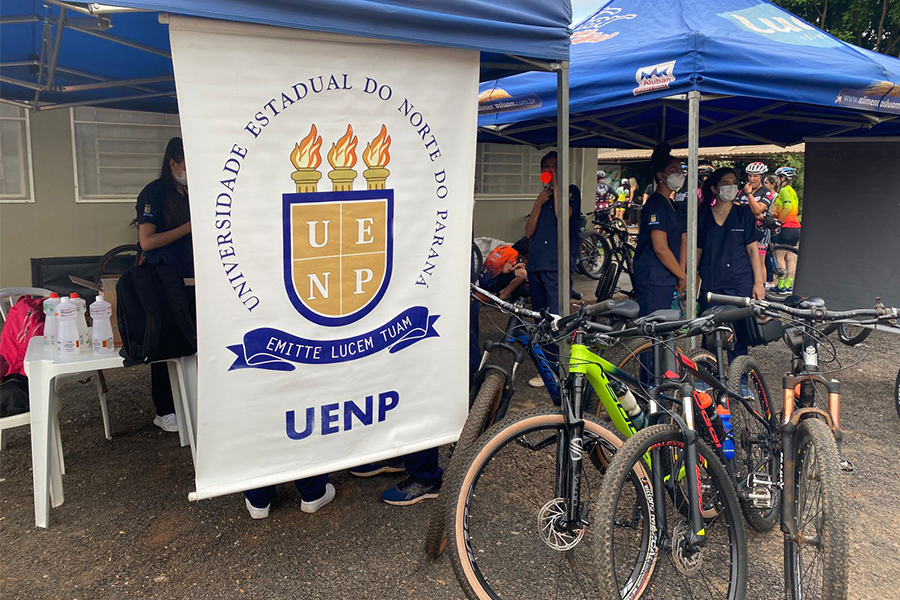 Alunos de fisioterapia da UENP realizam atendimento gratuito no Pedal Solidário