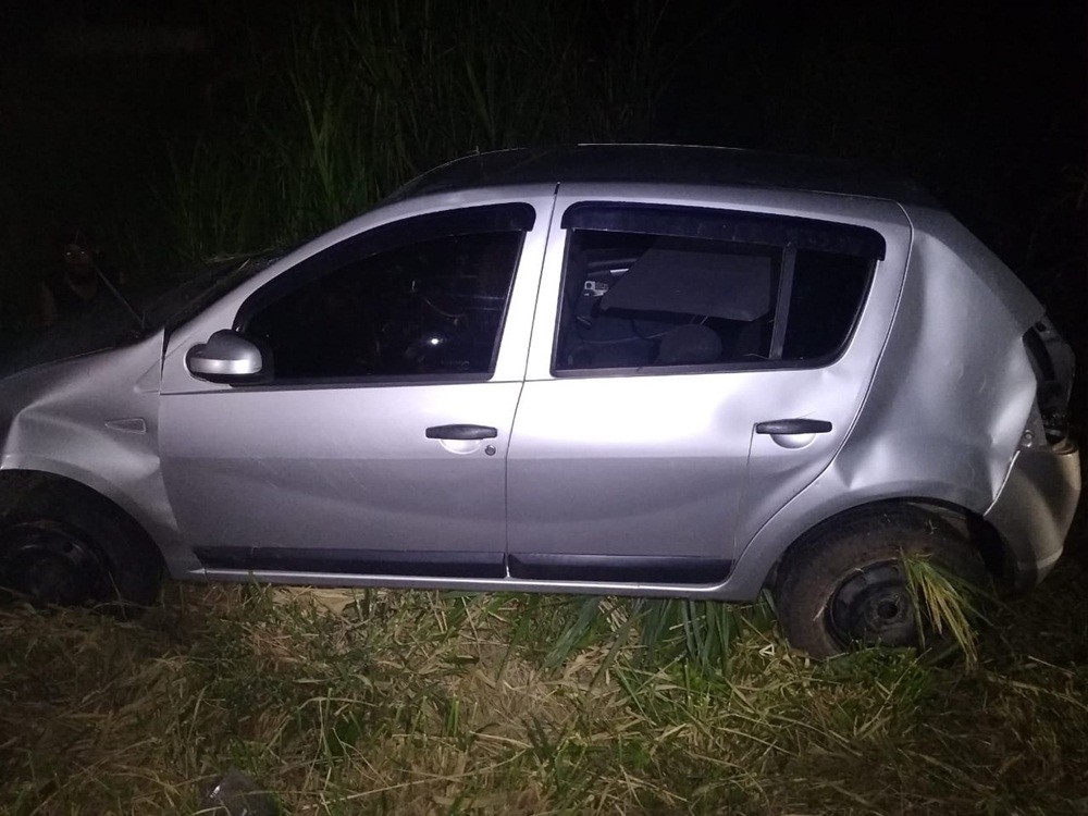 Carro com placas de Wenceslau Braz capota na PR-092