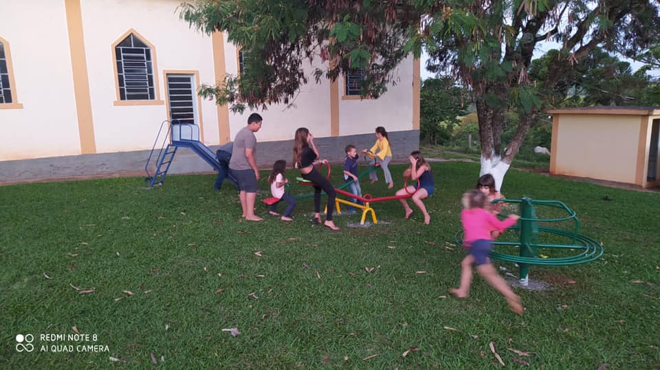 Prefeitura de Joaquim Távora instala novos playgrounds em dois bairros do município