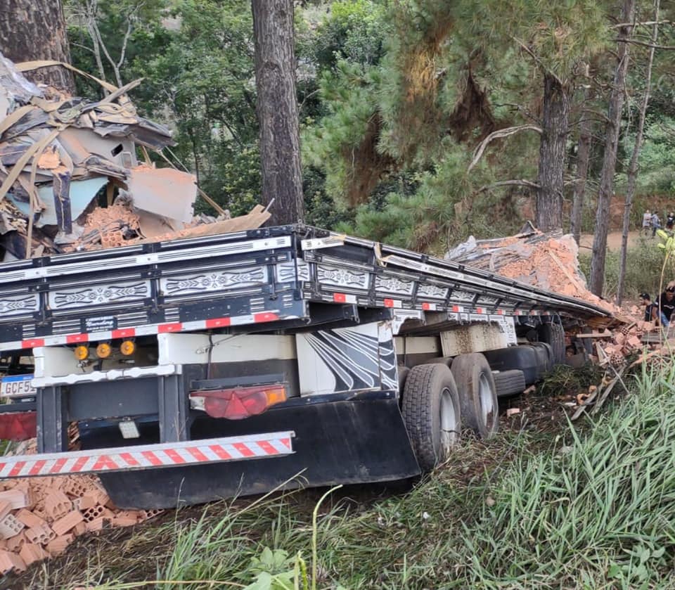 Caminhão atinge carros, cai em ribanceira e dois ficam em estado grave na PR-092