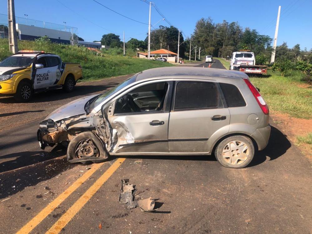 Colisão entre carro e caminhão deixa criança ferida em Siqueira Campos
