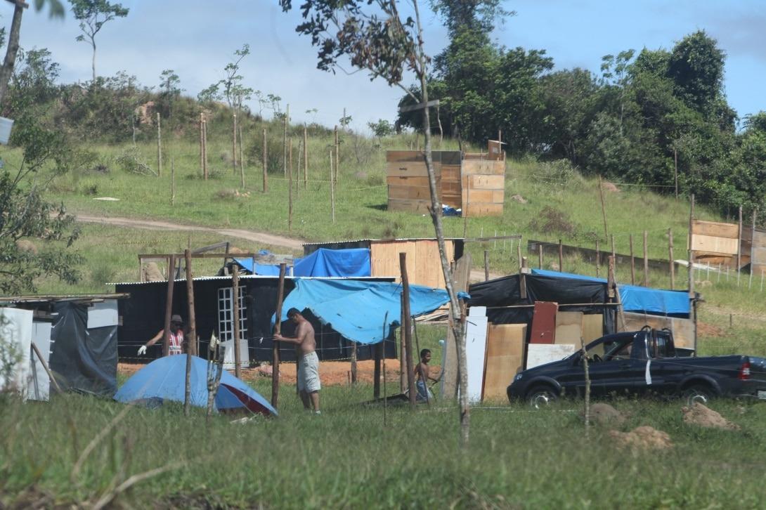 Proprietário descobre que invasores construíram três casas em seu sítio