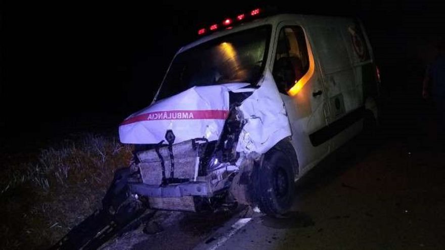 Gado na pista causa acidente com ambulância de São José da Boa Vista