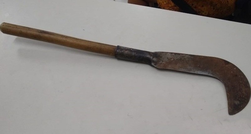 Homem bêbado ameaça matar esposa com uma foice