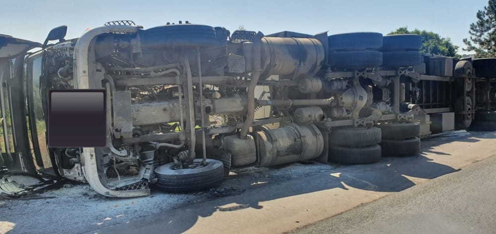 Carreta tomba na PR-092 em Wenceslau Braz