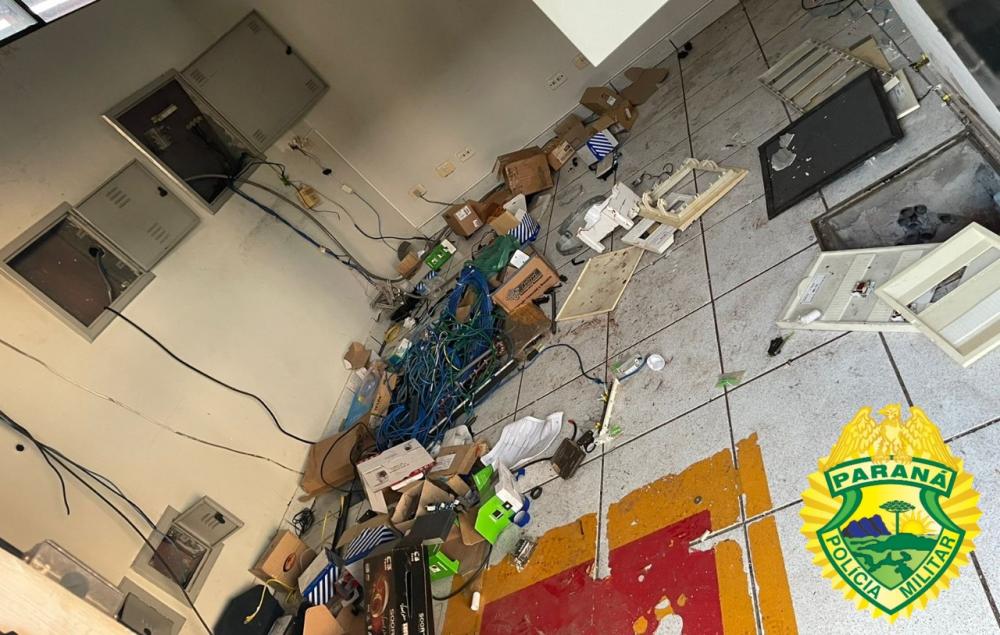 Dois são presos furtando fios e objetos da praça de pedágio de Jacarezinho