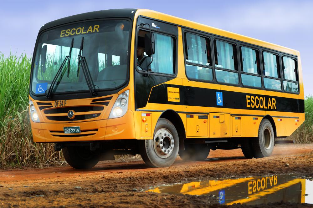 Japira recebe novo ônibus escolar adaptado