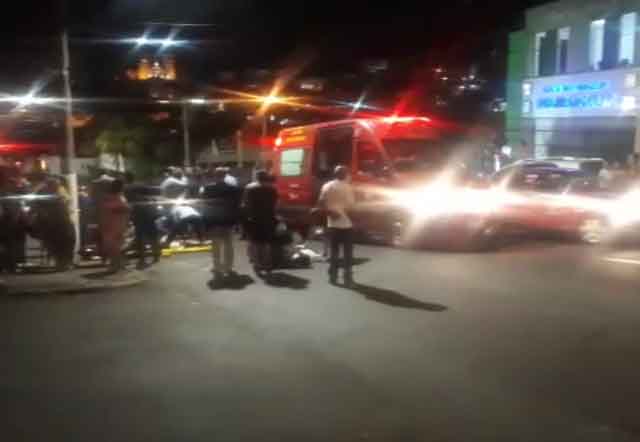 Colisão entre motos deixa duas pessoas feridas no centro de Jacarezinho