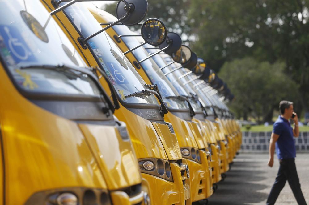 Municípios do Norte Pioneiro recebem ônibus escolares do Governo do Estado