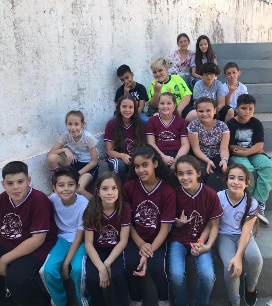 Alunos da escola Joaquim Maria Machado de Assis fazem homenagens ao dia das mães