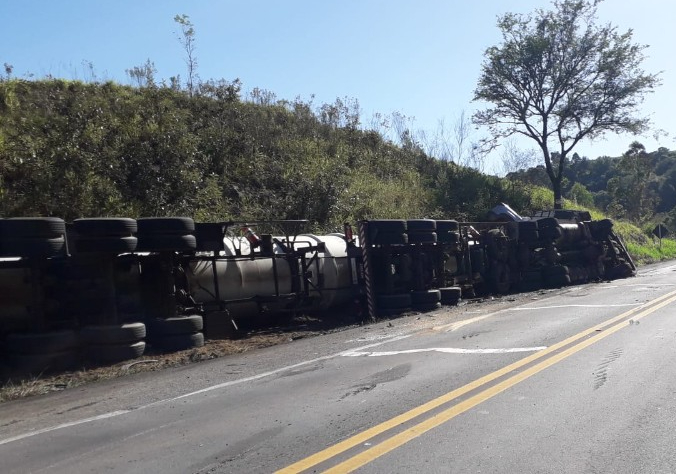 Colisão de carreta carregada com metanol causa morte e risco de explosão no trecho entre Ibaiti e Ventania