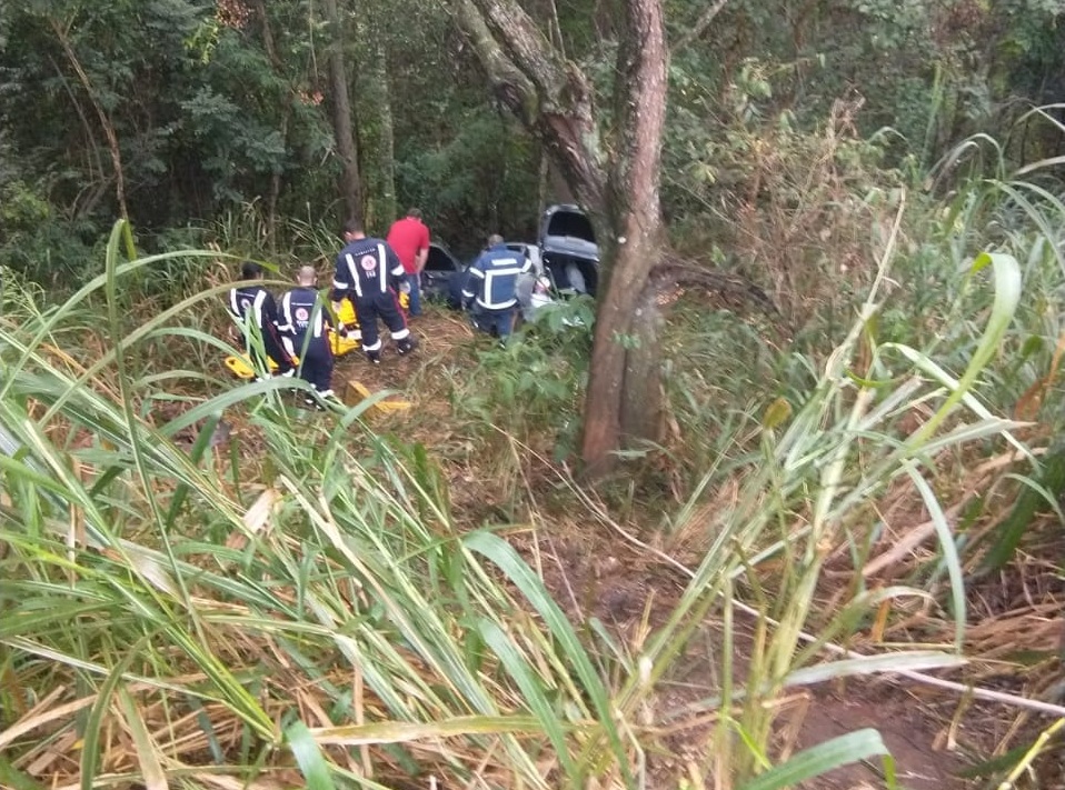 Carro cai em ribanceira e casal fica ferido na PR-092