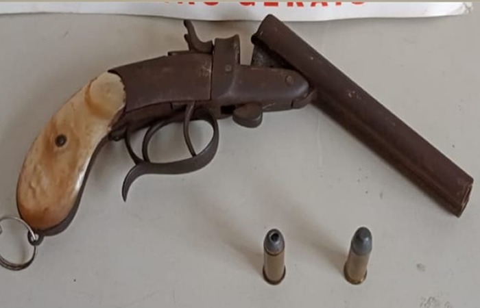 Homem exibe revólver para amigos e acaba dando dois tiros nele mesmo