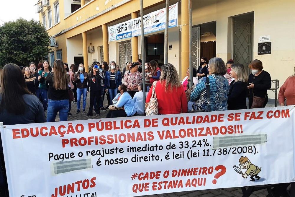 Professores cobram reajuste salarial em frente a prefeitura de Jacarezinho