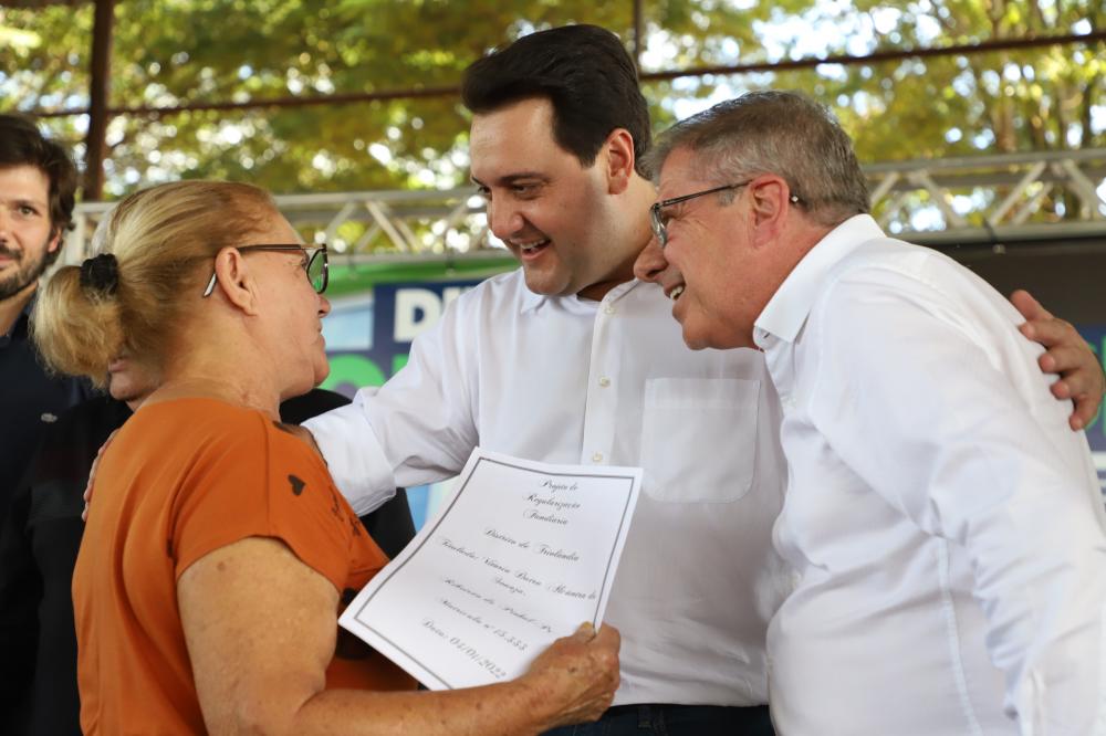 Governador entrega títulos de propriedade a 131 famílias de Ribeirão do Pinhal