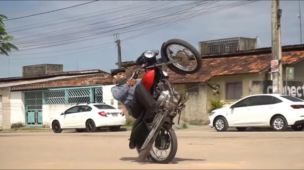 Idoso é preso pilotando moto com placa “Grau 244” em Carlópolis