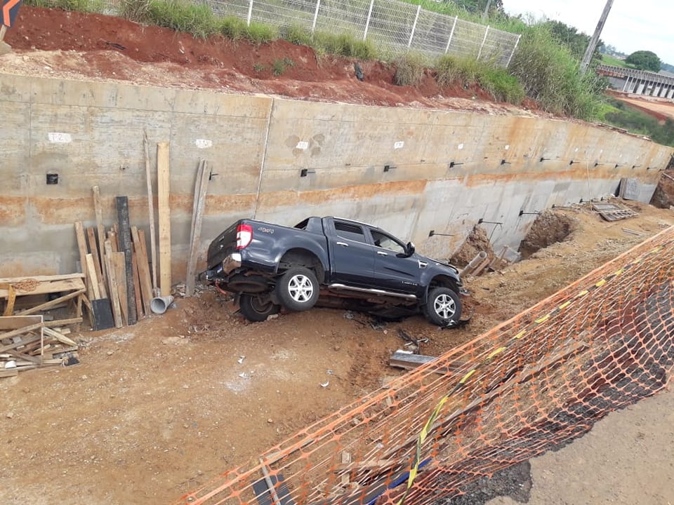 Motorista cai em trincheira nas obras da PR-092 em Siqueira Campos