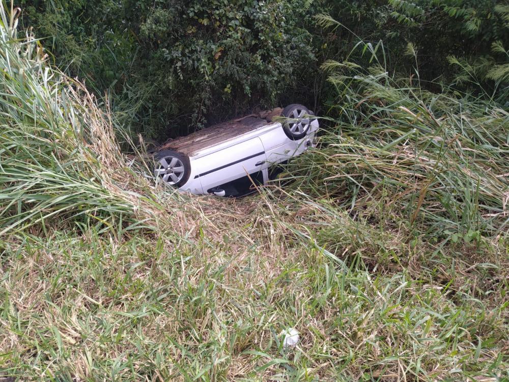 Carro cai em ribanceira em rodovia entre Tomazina e Siqueira Campos