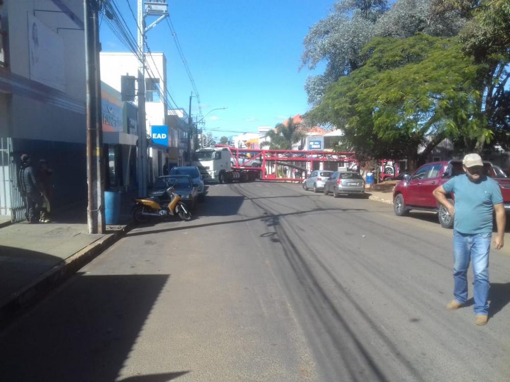 Caminhoneiro se perde e trânsito “empaca” no Centro de Wenceslau Braz