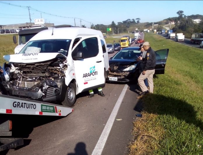 Carro da Saúde de Arapoti se envolve em engavetamento na BR-277