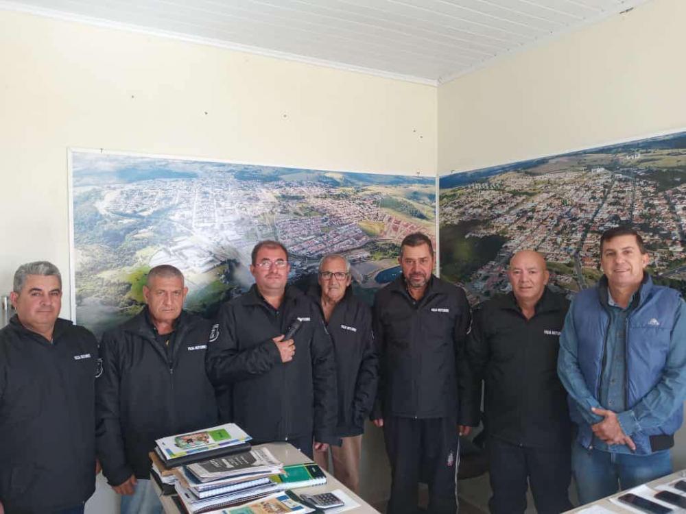 Prefeitura de Joaquim Távora entrega novos uniformes para equipe de vigilantes