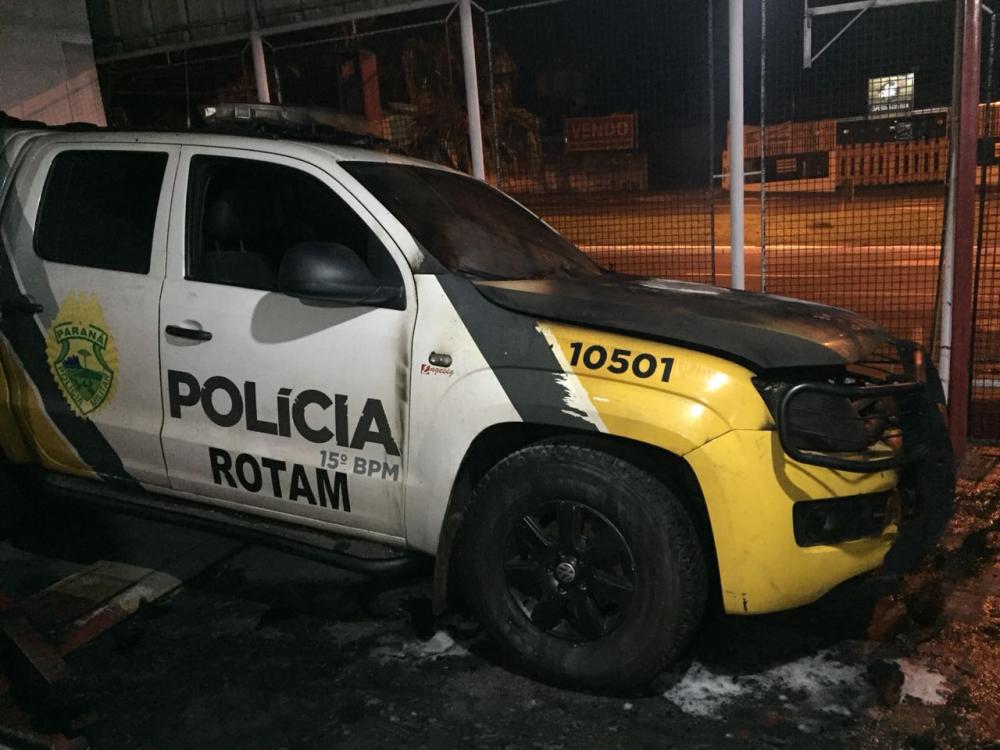Suspeito ateia fogo em viatura da PM em Santo Antônio da Platina