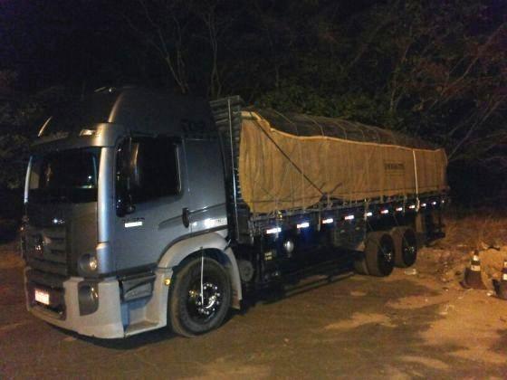 Caminhoneiro diz ter sido roubado por travesti e “mulher gorda”