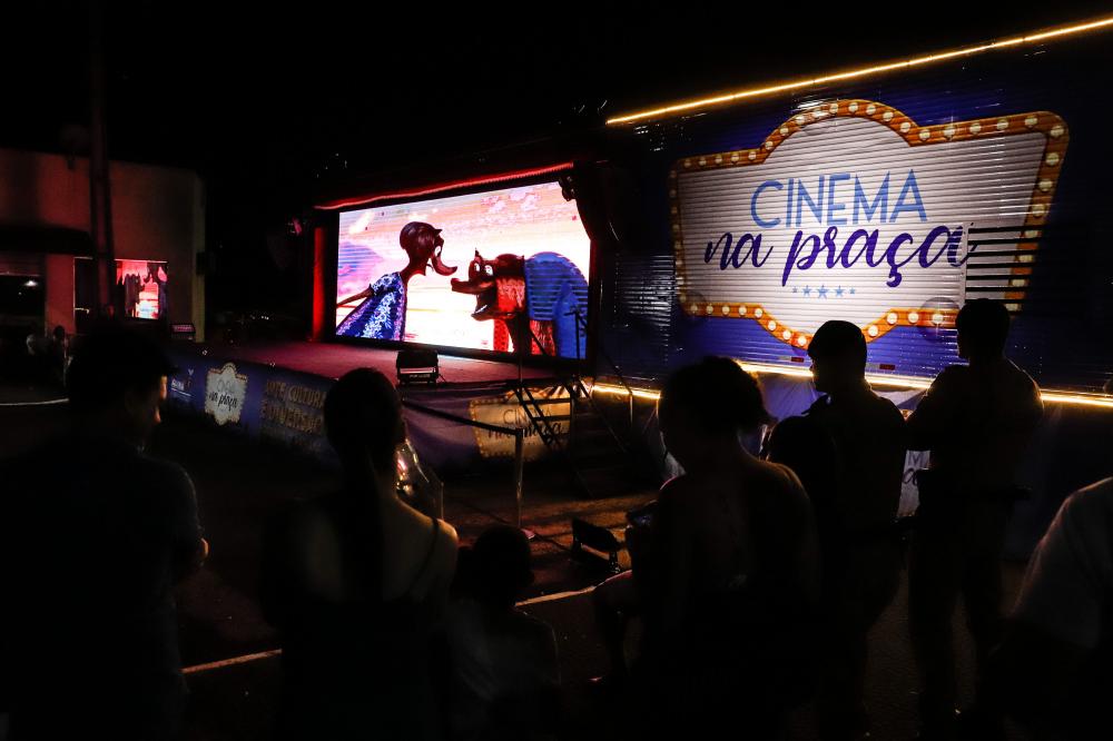 Municípios do Norte Pioneiro recebem retomada do programa Cinema na Praça 