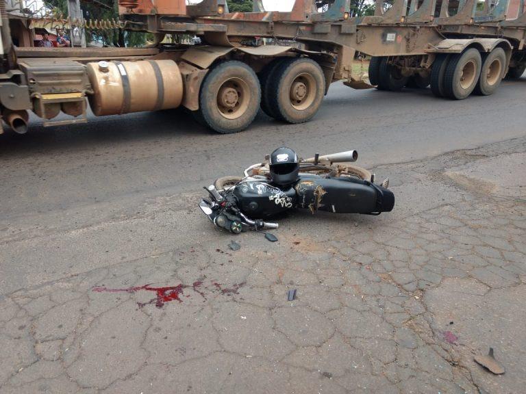Motociclista fica ferido após ser atingido por veículo