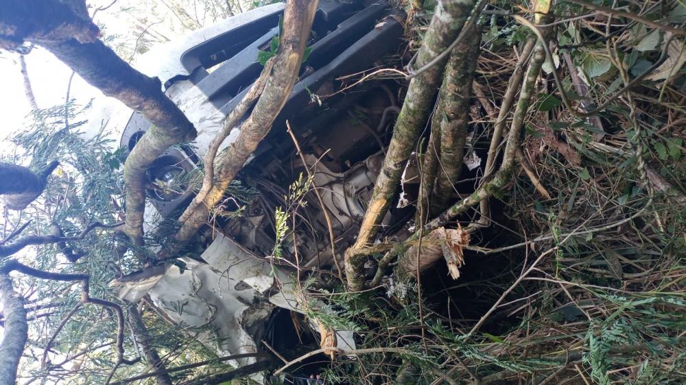 Caminhão cai em ribanceira e motorista morre na PR-092